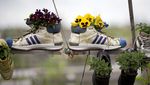 Ide Kreatif Menyulap Sepatu Bekas Jadi Vas Bunga