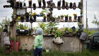 Para aktivis lingkungan membuat taman bunga dari sepatu bekas yang sudah tak terpakai. 