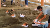 Tak cuma berendam di dalam air panas alami, onsen yang terletak di Pulau Kyushu, Jepang menawarkan fasilitas lain yang lebih seru. Mandi berendam di dalam gundukan tanah hangat ini jadi satu konsep onsen unik yang populer di kawasan ini. Dok.Stantopia  