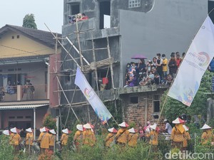 Naik Atap hingga Tutup Jalan, Antusiasme Warga Sukabumi Tunggu Sandiaga Uno