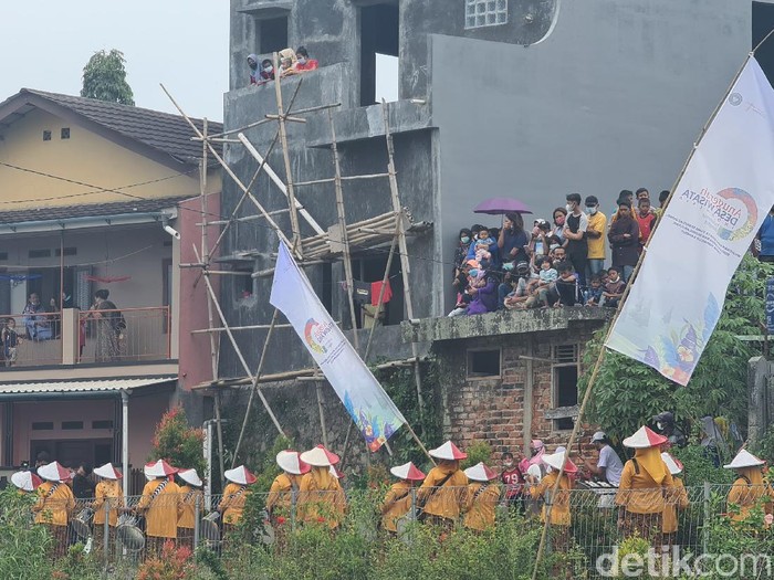 Antusiasme warga Sukabumi menunggu Sandiaga Uno