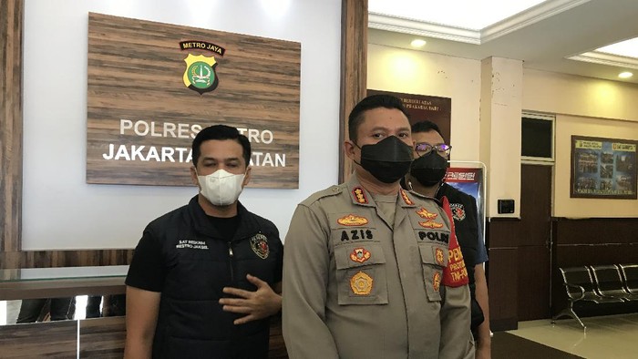 Kapolres Metro Jakarta Selatan Kombes Azis Andriansyah di kantornya saat memberikan pernyataan terkait kasus penemuan mayat di hotel kawasan Cilandak, Minggu (5/9/2021).