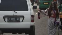 Ada yang meminta berswafoto atau sekedar menambahkan tangan kepada kendaraan yang melintas. (Wisma Putra/detikTravel)