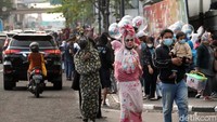 Pantauan detikcom, Minggu (5/9/2021) sore sejumlah cosplayer hantu mangkal di jalan tersebut untuk menghibur warga.