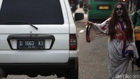 Ada yang meminta berswafoto atau sekedar melambaikan tangan kepada kendaraan yang melintas.