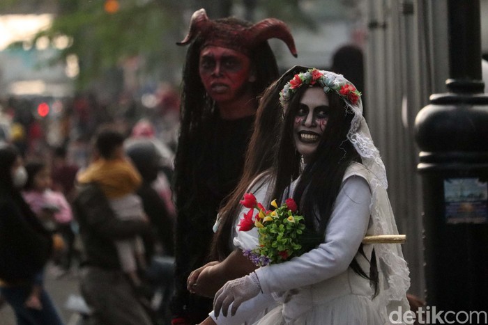 Sejumlah cosplayer kembali memadati Jalan Asia Afrika, Kota Bandung, Jawa Barat, setelah peraturan PPKM diperlonggar. Seperti cosplayer hantu ini.