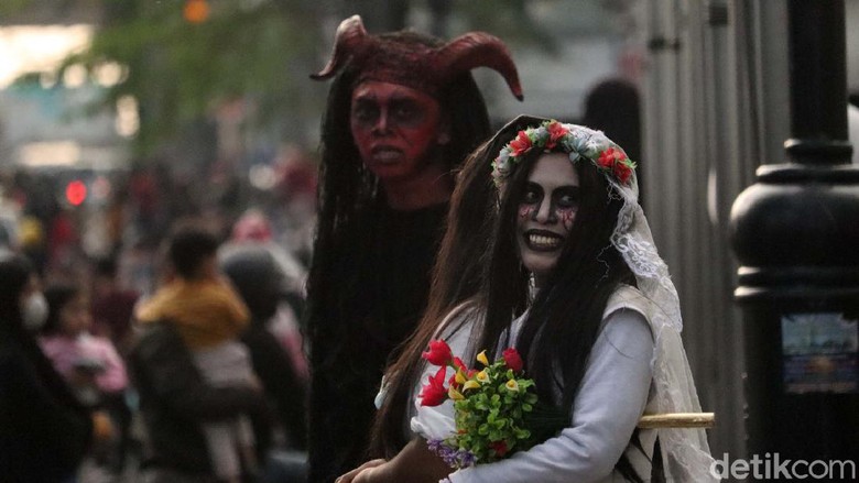 Bandung Level 3, Hantu Turun ke Jalan Asia Afrika Sejumlah cosplayer kembali memadati Jalan Asia Afrika, Kota Bandung, Jawa Barat, setelah peraturan PPKM diperlonggar. Seperti cosplayer hantu ini.