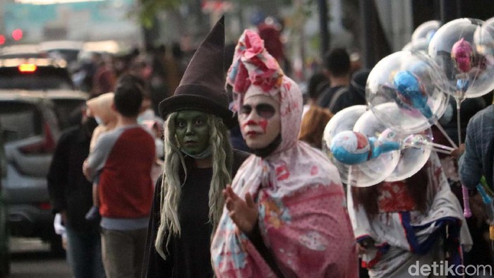 Sejumlah cosplayer kembali memadati Jalan Asia Afrika, Kota Bandung, Jawa Barat, setelah peraturan PPKM diperlonggar. Seperti cosplayer hantu ini.