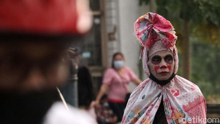 Bandung Level 3, 'Hantu' Turun ke Jalan Asia Afrika Sejumlah cosplayer kembali memadati Jalan Asia Afrika, Kota Bandung, Jawa Barat, setelah peraturan PPKM diperlonggar. Seperti cosplayer hantu ini.