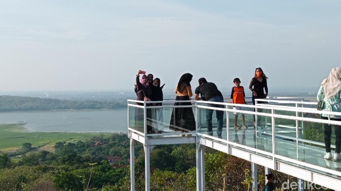 Kabupaten Cirebon, Jawa Barat, tak hanya menyuguhkan wisata kuliner, belanja dan sejarah. Daerah yang berada di pesisir utara Jawa Barat ini menyuguhkan wisata alam dan spot foto yang ciamik. Salah satunya Bukit Cinta Anti Galau.