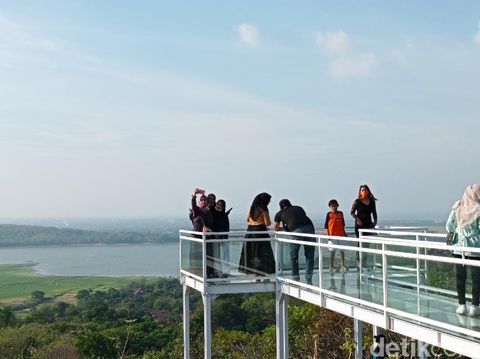 Kabupaten Cirebon, Jawa Barat, tak hanya menyuguhkan wisata kuliner, belanja dan sejarah. Daerah yang berada di pesisir utara Jawa Barat ini menyuguhkan wisata alam dan spot foto yang ciamik. Salah satunya Bukit Cinta Anti Galau.