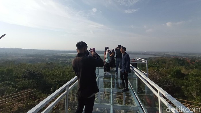 Kabupaten Cirebon, Jawa Barat, tak hanya menyuguhkan wisata kuliner, belanja dan sejarah. Daerah yang berada di pesisir utara Jawa Barat ini menyuguhkan wisata alam dan spot foto yang ciamik. Salah satunya Bukit Cinta Anti Galau.