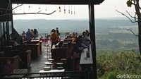 Kang Ujang mengatakan Bukit Cinta Anti Galau memiliki luas satu hektare. Pengelola menyediakan beberapa spot foto bagi wisatawan. Selain foto-foto, wisatawan bisa mencicipi kenikmatan menyantap makanan di Kafe Anti Galau sembari ditemani pemandangan yang ciamik.  