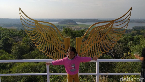 Lokasi wisata Bukit Anti Galau ini tam terlalu jauh dari Kota Cirebon, bisa ditempuh sekitar setengah jam dari pusat kota. Pengunjung cukup merogoh kocek Rp 10 ribu untuk bisa nongkrong dan berfoto-foto di atas ketinggian. Lokasi wisata Bukit Anti Galau ini tam terlalu jauh dari Kota Cirebon, bisa ditempuh sekitar setengah jam dari pusat kota. Pengunjung cukup merogoh kocek Rp 10 ribu untuk bisa nongkrong dan berfoto-foto di atas ketinggian.