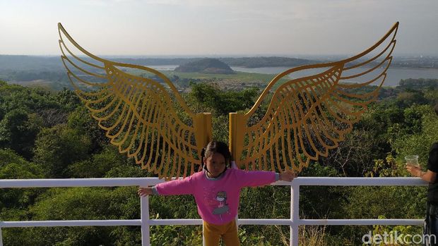 Kabupaten Cirebon, Jawa Barat, tak hanya menyuguhkan wisata kuliner, belanja dan sejarah. Daerah yang berada di pesisir utara Jawa Barat ini menyuguhkan wisata alam dan spot foto yang ciamik. Salah satunya Bukit Cinta Anti Galau.