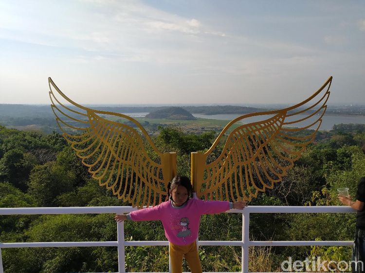 Bukit Cinta Anti Galau, Wisata Cirebon Berlatar Danau dan Gunung