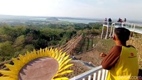 Sementara itu, salah seorang wisata Heri Syafruddin (33) asal Kecamatan Kejaksan, Kota Cirebon, mengaku senang dengan adanya wisata anyar yang menyuguhkan pemandangan. Heri bersama teman-temannya berwisata di Bukit Cinta Anti Galau demi mendapatkan momen senja.  