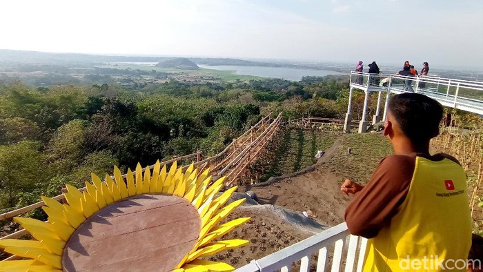 Kabupaten Cirebon, Jawa Barat, tak hanya menyuguhkan wisata kuliner, belanja dan sejarah. Daerah yang berada di pesisir utara Jawa Barat ini menyuguhkan wisata alam dan spot foto yang ciamik. Salah satunya Bukit Cinta Anti Galau.