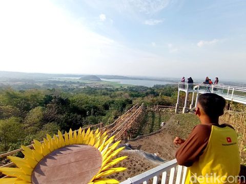 Kabupaten Cirebon, Jawa Barat, tak hanya menyuguhkan wisata kuliner, belanja dan sejarah. Daerah yang berada di pesisir utara Jawa Barat ini menyuguhkan wisata alam dan spot foto yang ciamik. Salah satunya Bukit Cinta Anti Galau.