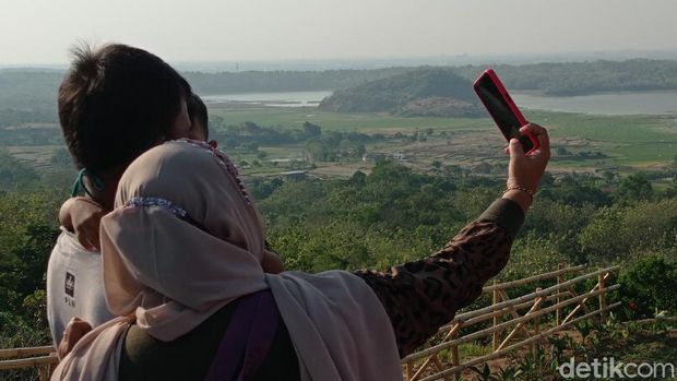 Kabupaten Cirebon, Jawa Barat, tak hanya menyuguhkan wisata kuliner, belanja dan sejarah. Daerah yang berada di pesisir utara Jawa Barat ini menyuguhkan wisata alam dan spot foto yang ciamik. Salah satunya Bukit Cinta Anti Galau.