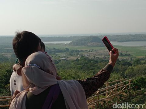 Kabupaten Cirebon, Jawa Barat, tak hanya menyuguhkan wisata kuliner, belanja dan sejarah. Daerah yang berada di pesisir utara Jawa Barat ini menyuguhkan wisata alam dan spot foto yang ciamik. Salah satunya Bukit Cinta Anti Galau.