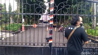 Pintu gerbang pun terlihat tertutup rapat.