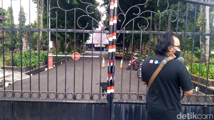 KPK menetapkan Bupati Banjarnegara Budhi Sarwono sebagai tersangka dugaan korupsi. Saat ini rumah dinas Bupati Banjarnegara tersebut terlihat sepi.