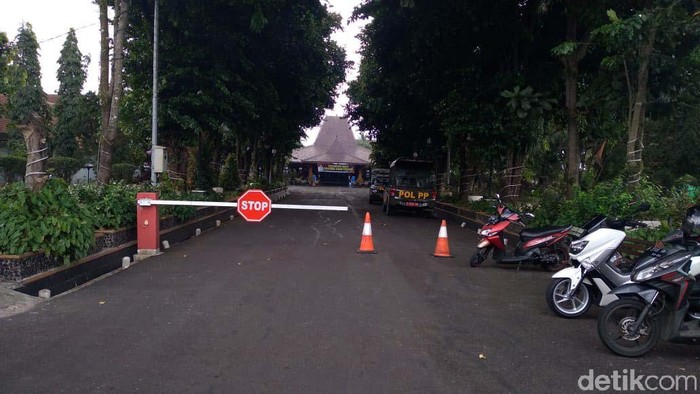 KPK menetapkan Bupati Banjarnegara Budhi Sarwono sebagai tersangka dugaan korupsi. Saat ini rumah dinas Bupati Banjarnegara tersebut terlihat sepi.
