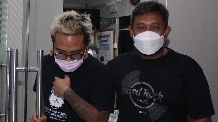 COKI PARDEDE AKAN MENJALANI REHABILITASI Penyidik kepolisian membawa Komika Reza Pardede alias Coki Pardede (kiri) berjalan keluar dari ruangan Kantor Sat Resnarkoba usai menjalani asesmen pengajuan rehabilitasi di Mapolres Metro Tangerang Kota, Tangerang, Banten, Sabtu (4/9/2021). Coki Pardede akan menjalani rehabilitasi di Rumah Sakit Ketergantungan Obat (RSKO) Cibubur, Jakarta Timur akibat kasus penyalahgunaan narkotika jenis sabu. ANTARA FOTO/Fauzan/wsj.