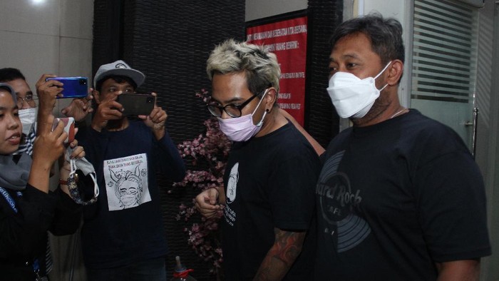 Penyidik kepolisian membawa Komika Reza Pardede alias Coki Pardede (kiri) berjalan keluar dari ruangan Kantor Sat Resnarkoba usai menjalani asesmen pengajuan rehabilitasi di Mapolres Metro Tangerang Kota, Tangerang, Banten, Sabtu (4/9/2021). Coki Pardede akan menjalani rehabilitasi di Rumah Sakit Ketergantungan Obat (RSKO) Cibubur, Jakarta Timur akibat kasus penyalahgunaan narkotika jenis sabu. ANTARA FOTO/Fauzan/wsj.