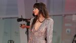 Dakota Johnson Memesona dengan Gaun Menerawang di Festival Film Venesia