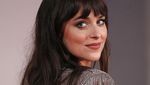 Dakota Johnson Memesona dengan Gaun Menerawang di Festival Film Venesia
