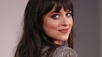 Dakota Johnson semakin glamor dengan sepasang sepatu hak tinggi emas. Foto: Getty Images for Netflix/Marc Piasecki