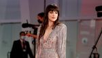 Dakota Johnson Memesona dengan Gaun Menerawang di Festival Film Venesia