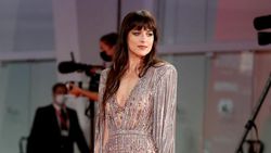 Alasan Dakota Johnson dan Chris Martin Putus