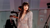 Ia tampil memesona dengan gaun yang penuh dengan helaian perak menjuntai. Foto: Getty Images for Netflix/Marc Piasecki