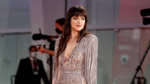 Dakota Johnson sangat ingin memiliki anak dari Chris Martin. Foto: Getty Images for Netflix/Marc Piasecki