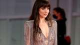 Dakota Johnson Ungkap Gaya Pacaran dengan Chris Martin