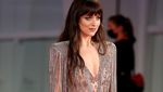 Dakota Johnson Memesona dengan Gaun Menerawang di Festival Film Venesia