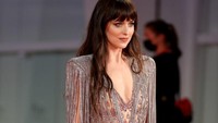 Dakota Johnson hadir di Festival Film Venesia untuk pemutaran film The Lost Daughter. Foto: Getty Images for Netflix/Marc Piasecki