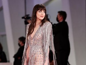 9 Potret Seksi Dakota Johnson, Tebar Pesona dengan Gaun Menerawang