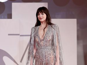 Dakota Johnson dan Chris Martin Mesra di Mumbai Usai Rumor Putus