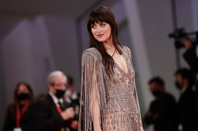 Gaun yang dirancang oleh Direktur Kreatif Gucci Alessandro Michele ini juga hadir dengan plunging neckline yang seksi. (Foto: Getty Images)