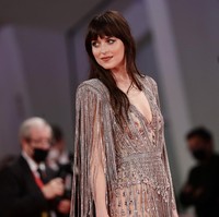 Gaun yang dirancang oleh Direktur Kreatif Gucci Alessandro Michele ini juga hadir dengan plunging neckline yang seksi. (Foto: Getty Images)