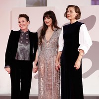 Dakota Johnson bersama aktris Olivia Colman, lawan mainnya di film The Lost Daughter. Hadir pula aktris Maggie Gyllenhaal, sutradara film tersebut. (Foto: Getty Images)