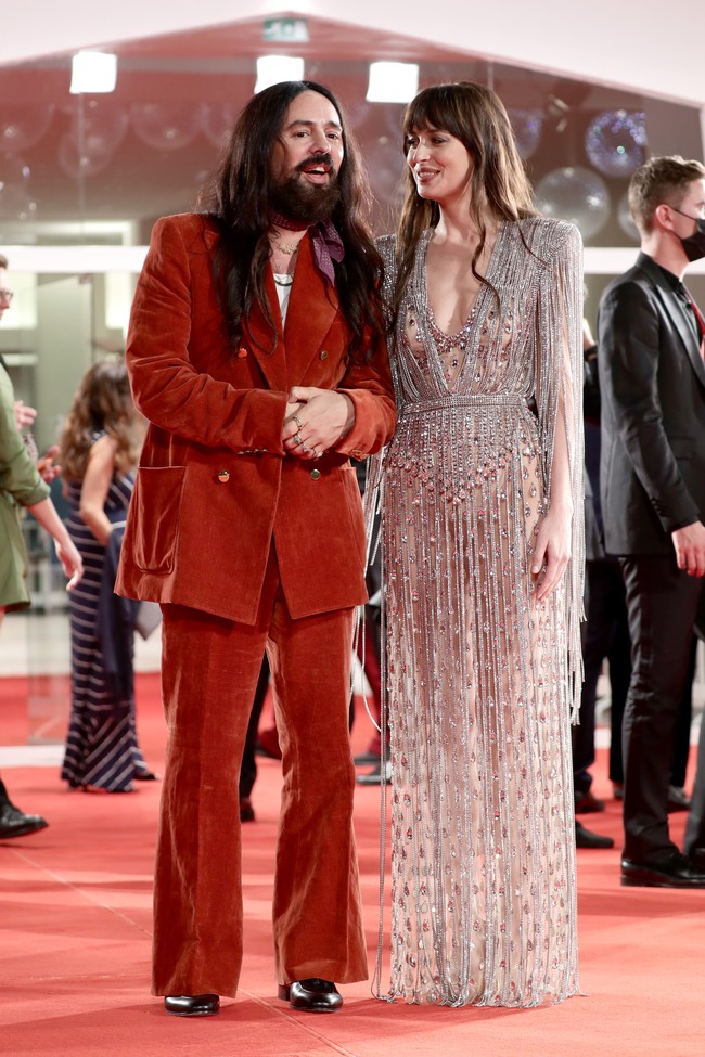 Dakota Johnson bersama pria yang berada di balik keglamoran gaun tersebut, Alessandro Michele. (Foto: Getty Images)