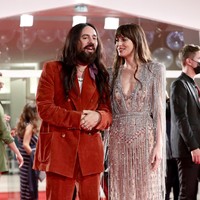 Dakota Johnson bersama pria yang berada di balik keglamoran gaun tersebut, Alessandro Michele. (Foto: Getty Images)
