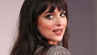 Sosok Dakota Johnson yang katanya mirip Nina. Mirip nggak ya? Foto: Getty Images for Netflix/Marc Piasecki