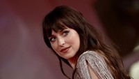 Dakota Johnson punya tato di bokongnya yang tidak sesuai dengan karakter Ana di film itu. Foto: Getty Images