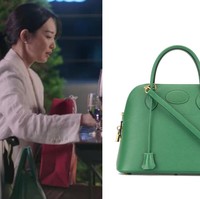Dalam episode pertama, Shin Min Ah juga mengenakan ‘Bolide 31 Bag’ keluaran Hermes. Harga tas berwarna hijau itu tak kalah fantastis, dan mencapai 8,400 dollar atau sekitar Rp 119,7 juta. Foto: dok. Netflix, dok. Hermes